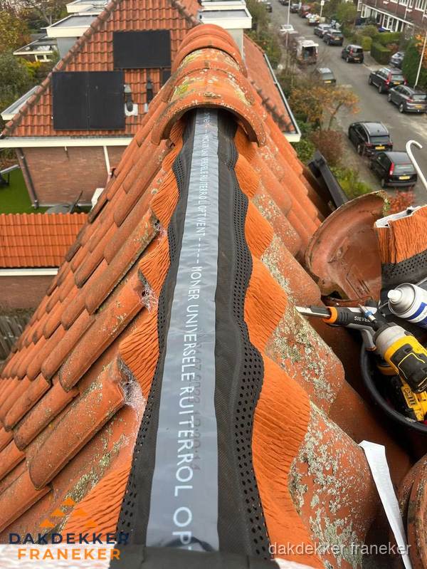 Dakdekker vervangt nokvorst met ruiterrol op pannendak in Franeker Dakdekker vervangt nokvorst met ruiterrol op pannendak in Franeker