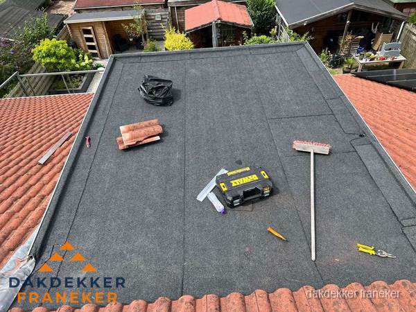 Gereedschap op nieuw plat dak na renovatie in Franeker Gereedschap op nieuw plat dak na renovatie in Franeker