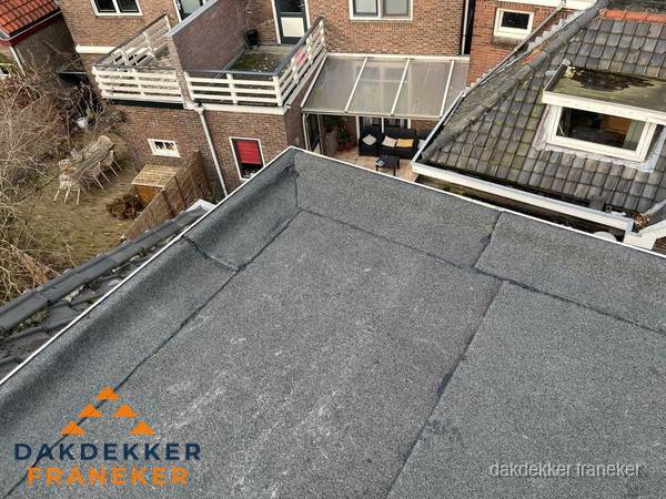 Overzicht plat dak met dakgoot in woonwijk Franeker Overzicht plat dak met dakgoot in woonwijk Franeker