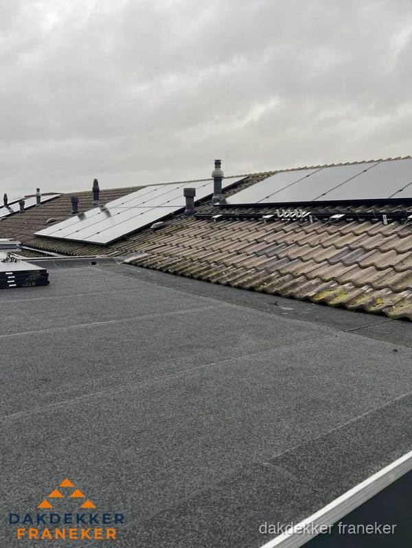 Bitumen dakbedekking op plat dak met aansluitend pannendak en zonnepanelen in Franeker Bitumen dakbedekking op plat dak met aansluitend pannendak en zonnepanelen in Franeker
