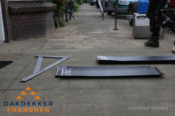 Dakbedekkingsmateriaal en zinkwerk klaargelegd voor reparatie in Franeker Dakbedekkingsmateriaal en zinkwerk klaargelegd voor reparatie in Franeker