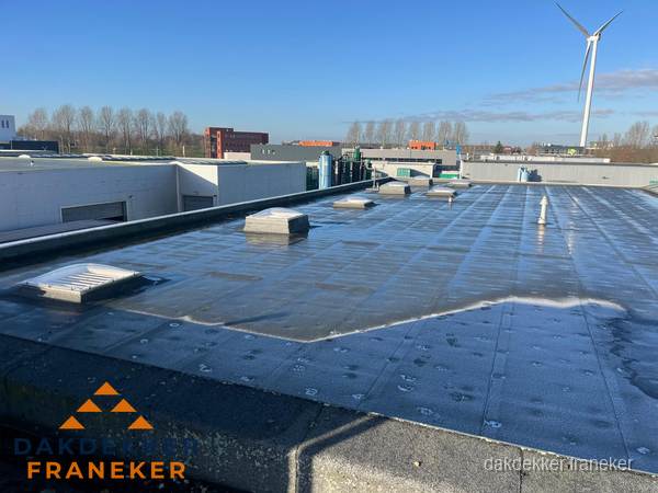 Plat dak bedrijfspand met bitumen dakbedekking en lichtkoepels in Franeker Plat dak bedrijfspand met bitumen dakbedekking en lichtkoepels in Franeker