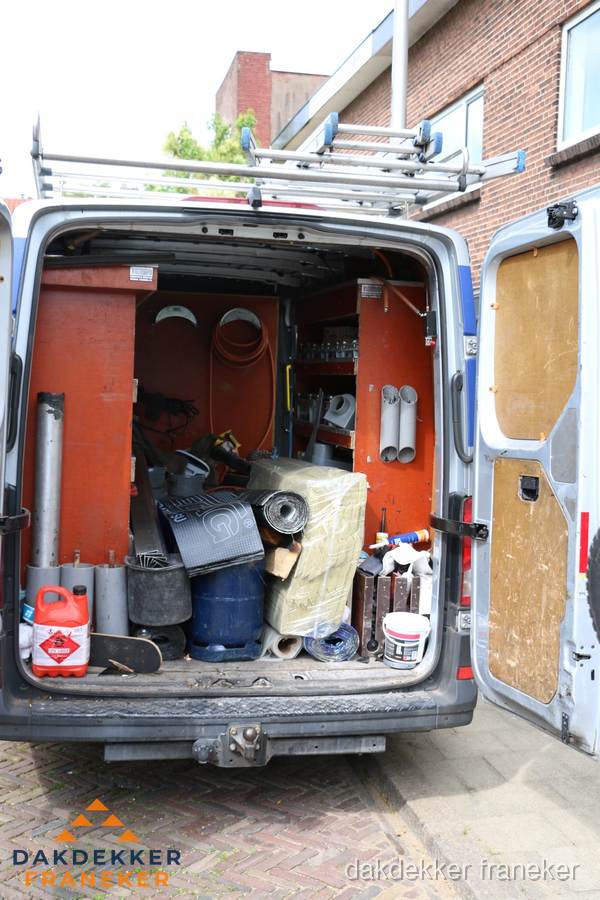 Bedrijfsbus van dakdekker met gereedschap en materialen in Franeker Bedrijfsbus van dakdekker met gereedschap en materialen in Franeker