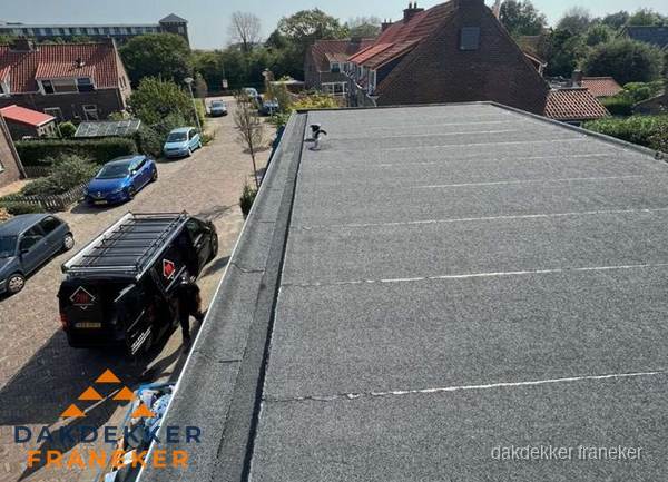Nieuw bitumen plat dak met uitzicht over woonwijk in Franeker Nieuw bitumen plat dak met uitzicht over woonwijk in Franeker