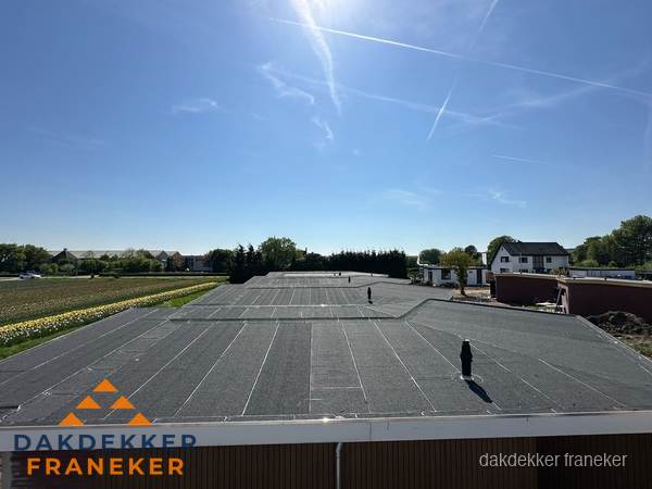 Groot plat dak met bitumen dakbedekking op bedrijfspand in Franeker Groot plat dak met bitumen dakbedekking op bedrijfspand in Franeker