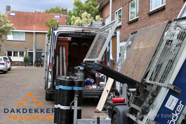 Dakdekkersbusje met materiaal en ladderlift voor dakpannen vervangen in Franeker Dakdekkersbusje met materiaal en ladderlift voor dakpannen vervangen in Franeker