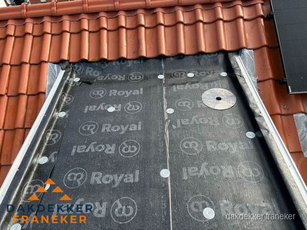 Nieuw dak met dakpannen en Royal onderlaag bij woning in Franeker Nieuw dak met dakpannen en Royal onderlaag bij woning in Franeker